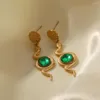 Boucles d'oreilles créoles Uworld tendance en acier inoxydable plaqué or 14 carats martelé en forme de serpent rond avec pendentif en zircone cubique verte