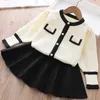 Kledingsets ontworpen 2pcs meisjes klassieke set lente lange mouwen lange mouwen kinderen prinses top en rok verjaardagsschool uniform kleding 1-8 ys 221110