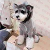 Felpa con cappuccio maglione grigio per animali domestici Abbigliamento per cani Logo del marchio T-shirt lavorata a maglia per animali domestici Felpa per cani Schnauzer moda254k