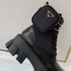 Kvinnliga mode Martin Boots Monolith Rois Leather and Nylon Platform Boots Militärinspirerad stridsstövel är dekorerad med en mångsidig påse