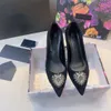 Nouvelles sandales pour femmes Designer Chaussures simples Rétro Chaussures à talons hauts Bouton d'amour Robe en velours Talon de chat Fête de mariage Cuir satiné Tip34-40