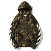 Män modejacka lyxiga designers graffiti Hip Hop Row Clothes Camouflage Ytterkläder Broderi Medaljverktyg Kvinnor Päls