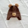 Berets Winter Kids Warflap Bomber Hat с помпонами мультфильм Bear Beanie Pilot Защита ушей мальчики девочки 6-48 месяцев сохранить теплую кепку
