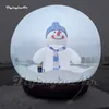 Grande pupazzo di neve gonfiabile della cabina della foto del globo della neve all'interno della tenda trasparente della bolla della cupola della decorazione di Natale all'aperto per l'evento