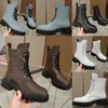 New Catwalk Short Boots 여성용 고급 마틴 부츠 두꺼운 밑창 내마모성 하이힐을 레이스 업 오토바이 레트로 편안한 캐주얼 가죽 대비 둥근 헤드
