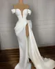 Сексуальные белые вечерние платья, длинное атласное платье с открытыми плечами и высоким разрезом, 2022, арабские африканские женские вечерние платья, платье для выпускного вечера