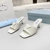 Klackade glider sommarmulor sandaler glider svart vit borstad l￤der kvinna kl￤nning toffel designers mitt klackar lady classic br￶llopsskoskor