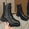 New Catwalk Short Boots 여성용 고급 마틴 부츠 두꺼운 밑창 내마모성 하이힐을 레이스 업 오토바이 레트로 편안한 캐주얼 가죽 대비 둥근 헤드