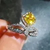 Bröllopsringar Super Bright Imitation Ascher Yellow Crystal Ring Classic Royal Topaz Princess Square Zircon Micro-inlaid Borrar Handsmycken