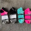 Разноцветные спортивные носки до щиколотки с картонными бирками Cheerleaders Черно-розовые короткие носки для девочек и женщин Хлопковые кроссовки для скейтборда FY7268 G6051202