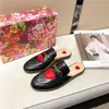 Summer Lace Women Designer Princetown Veet Slippers Mules Loafers äkta läderlägenheter Spänne bin Snake Mönster