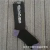 Chaussettes pour hommes européennes et américaines légères luxe broderie décontractée rayé graffiti mode tout match moyen haut tube serviette bas hommes