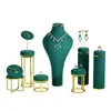 Pochettes à bijoux en microfibre verte haut de gamme, présentoir en acier inoxydable doré assorti, accessoires d'image de fenêtre de magasin
