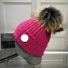 デザイナーのフランスのスカルキャップウールボールを持つ女性のための刺繍バッジ編み冬の帽子暖かい飼育と弾性beanie6070533