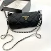 Kvinnors lyxdesigner axelväska 2024 Ny kedja liten cylindrisk handväska mode diamantformad crossbody väska fabrik direktförsäljning