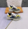حذاء رياضي للأطفال من العلامة التجارية مصمم بحروف غير رسمي حذاء رياضي يسمح بمرور الهواء في الهواء الطلق مريح للأولاد والبنات من 26 إلى 35 يورو للأطفال