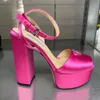 Plattform häl sandaler för kvinnors mode satin patent läder triangel spänne dekoration cool skor designer 13 cm hög klack 35-42 damer Rom Sandal med låda