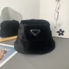 Mützen Frauen Herbst und Winter Designer Beanie Haar Warme Candy Farbe Motorhaube Paar Mode Metall Dreieck Brief Casquette