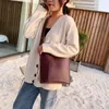 Kvällspåsar pu läderväska för kvinnor all-match retro stor kapacitet enkel axel hink pack litchi mönster casual minimalist crossbody