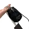 Designer Kvinnors nyckelring Mobiltelefon Bag Luxury Women Crossbar Mini Bag Long Chain Shoulder Strap Messenger Väskor DrawString Classic Handbag Barrel Midjan Nyckelring