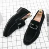 Fasta skor loafers klassiska män färg faux mocka personlighet metall dekoration slip på mode affärsbröllop pa PA