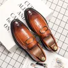 Mode loafers m￤n skor klassiska stenm￶nster pu rund t￥ metall dekoration slip-on aff￤rs casual br￶llop fest dagligen ad224