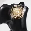 أقراط مسمار عباد الشمس المعدنية للنساء 2022 سبيكة اللون الذهبية الكبرى إكسسوارات المجوهرات الهندسية الإبداعية