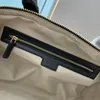 Bolsas de grife de grife de mola de mochila média em relevo Bolsa de couro genuíno Balsa de viagem de grande capacidade Hardware dourado dentro do zíper do zíper removível