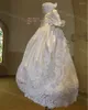 Девушка одевается роскошные белые атласные платья для крестиков