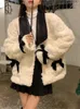 Kvinnors päls lycka en vit kawaii faux beskuren kappa kvinnor koreansk båge lapel bomullsjacka vinter tjock elegant fleece ytterkläder