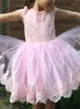 Vestidos de menina luxuosos de flor rosa renda pequena princesa o pescoço de manga curta, vestido de miçanga.