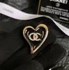 23SS Proste marki Pins Pins Pins For Women Men Men Heart Fashion Crystal Pearl Miedzika Bożkowa złota pin biżuteria VH3Z