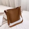 Kvällspåsar pu läderväska för kvinnor all-match retro stor kapacitet enkel axel hink pack litchi mönster casual minimalist crossbody