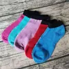 Chaussettes à cheville multicolore avec tags cardboad pom-pom girls sportifs noirs rose chaussette féminine de skate de skate de skate de sport coton fy7266