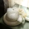 Berety FS kobiety Fascinator Hat różowe piórka koktajlowe kapelusze na przyjęcie weselne modne nakrycia głowy czarne białe akcesoria do włosów dla panny młodej