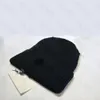 Cappello lavorato a maglia dal design classico Berretto invernale Cappello di lana dal design alla moda per uomo e donna Cappelli con teschio caldo unisex Logo nero