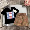 Luxuriöse Designer-Kleidungssets für Kinder, T-Shirt, schwarz, weiß, bule, kamelfarben, mit Monogramm, Shortst-Mode, britische Modemarke, Sommer-Kinderschätze, Baumwolle, zweiteilig