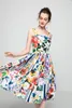 Elbiseler Avrupa ve Amerikan pist şovu İlkbahar ve yaz yeni çiçek desenli mizaç, kadınlar için ince düz boyunlu boyundan bağlamalı elbise gösterir