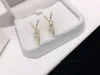 Designer de luxo New Litter Charm Earrings Classic Inlaid Diamond Brincos de diamante 316L A￧o inoxid￡vel Moda de prata elegante Brincos de casamento femininos Gre presente de festa