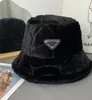 مصمم القبعات دلو الفراء في فصل الشتاء للنساء 2022 أزياء جديدة سميكة للسيدات الدافئ الصياد قبعات الأذن أكثر دفئا بيني