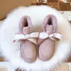 2022 Kids Uggi Bow Ball Ball Winter Snow Boots Buty Childs Boys Buty Projektant Sneaker na świeżym powietrzu Australia Klasyczne buty dziecięce dzieci młode niemowlęta