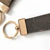 Keychains 2022SS amantes de la hebilla de hebillas de llaves de cuero hechos a mano accesorios de moda colgantes de bolsas para hombres y mujeres