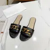 Ny kvinnlig kedja Slide Summer Designer Sandaler Crocodile Leather Flats Tistrar Flip Flops Sexiga Casual Shoes Bästa kvalitet med ruta 270