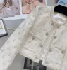 Chan New Women 's Brand Jacket OOTD 디자이너 패션 최고급 가을 겨울 브랜드 진주 트위드 코트 외투 레저 스프링 캐주얼 코트 가디건 여성 크리스마스 선물