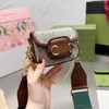 Super Mini-Ketten-Satteltasche, Schultertasche, Umhängetaschen, Damen-Handtasche, Geldbörse, klassischer Briefdruck, alte Blumen-Pferd-Schnalle, abnehmbarer Schultergurt, Geldbörse mit Klappe