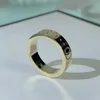 2022 Luxurys 디자이너 밴드 반지 패션 남성 여성 티타늄 스틸 조각 문자 패턴 애호가 보석 좁은 반지 크기 5-11 기고