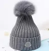 Bonnet en Laine Femme Hiver Tricoté Bonnet Chunky Tricot Épais Chaud Fausse Fourrure Pom Chapeaux Femme Bonnet Caps Célèbre Designer Unisexe en vrac Cpas Chapeau Seau Bonnets Casquette de Baseball Rouge