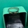 23SS Band de designer de luxo anéis de prata homens homens casais Carta de amor de titânio aço de aço 18k jóias de casamento de metal com banheira de ouro Lad7634455