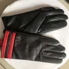 Gants de créateur de mode Femmes de mouton de mouton un corps gants chauds d'hiver cadeau d'anniversaire premier choix