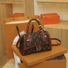 التخليص المصنع المباشر المبيعات عبر الإنترنت Red Live Hourglass Bag Female 2023 Summer جودة جديدة عالية الجودة حشد من الحشود المتقاطعة باليد